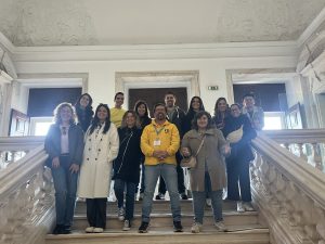 O Guia da RMAE, João Bravinho, com o grupo no interior do edificio da Câmara Municipal de Estremoz - a escadaria de mármore
