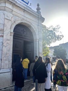O grupo de visitantes, com o guia da RMAE, João Bravinho, em frente da Capela do Santo Cristo em Estremoz.