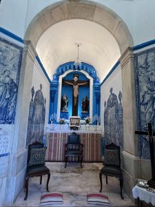 O interior da Capela do Santo Cristo em Estremoz.
