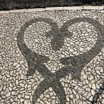 Uma figura de coração na calçada de Estremoz.