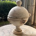 Uma bola ornamental, feita em mármore branco, em Estremoz.