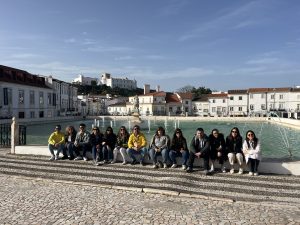 Mais uma fotografia de grupo com o João Bravinho, o guia da RMAE, num dos locais mais emblemáticos de Estremoz - o lago Gadanha. 