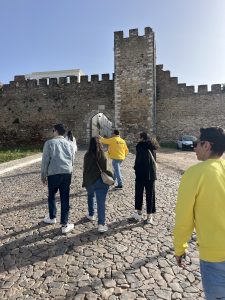 O grupo chega ao Castelo de Estremoz no fim do Passeio a pé em Estremoz - visita guiada da Rota do Mármore AE.