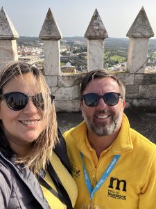 Dois membros da equipa da Rota do Mármore AE - a entidade que faz visitas guiadas ao patrmónio de Estremoz